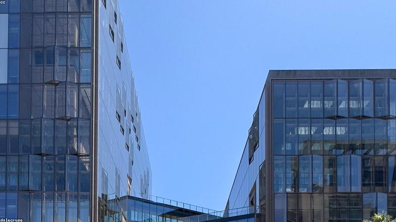 91香蕉视频团队在开放式办公空间里讨论产品方案
